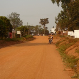 Die Hauptstraße in Rwamwanja